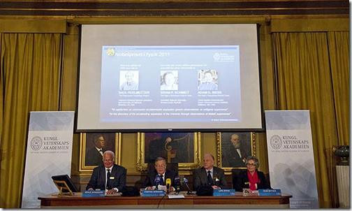 Membros do comitê anunciam os vencedores do Prêmio Nobel de Física de 2011 (Foto: Jonathan Nackstrand/France Presse)