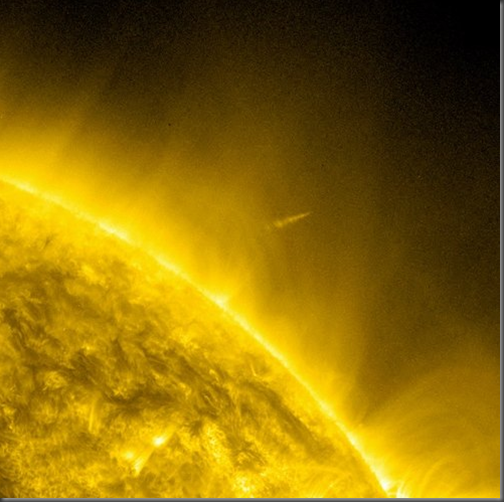 Imagem do SDO mostra Lovejoy deixando a coroa solar (Foto: NASA)