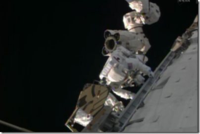 Astronauta Rick Mastracchio no braço robótico Canadarm2 da ISS (Foto: NASA TV)